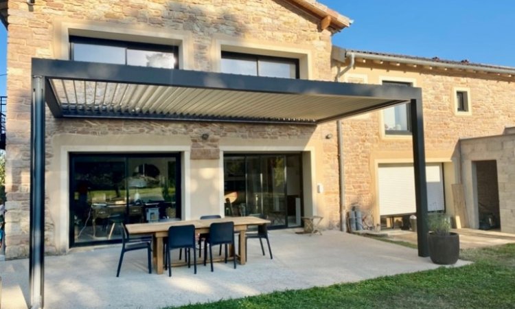 Pose d'une pergola bioclimatique sur mesure de dimensions exceptionnelles : Intégration parfaite dans une façade en pierre à Macon (71)