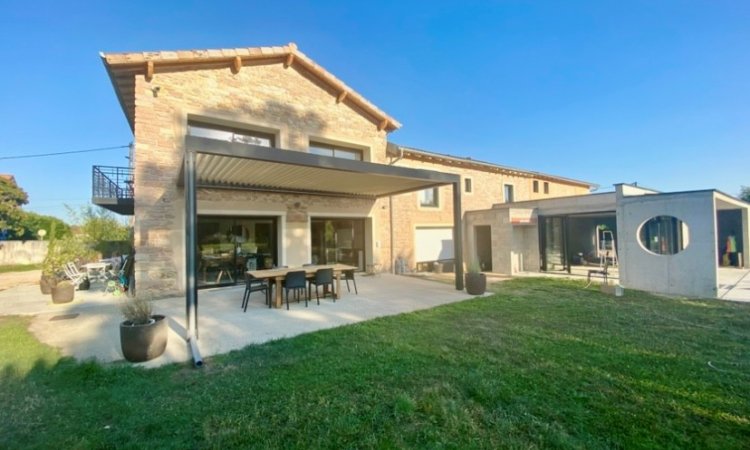 Pose d'une pergola bioclimatique sur mesure de dimensions exceptionnelles : Intégration parfaite dans une façade en pierre à Macon (71)