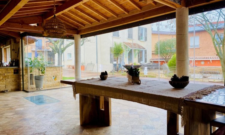 Conception et installation d’un système de fermeture de terrasse sur-mesure, harmonieusement intégré à cette habitation située dans l’Ain (01).