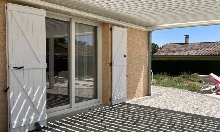 Pergola sur-mesure blanche avec lames orientables et ruban LED – Un projet élégant et fonctionnel près de Villefranche-sur-Saône (69)