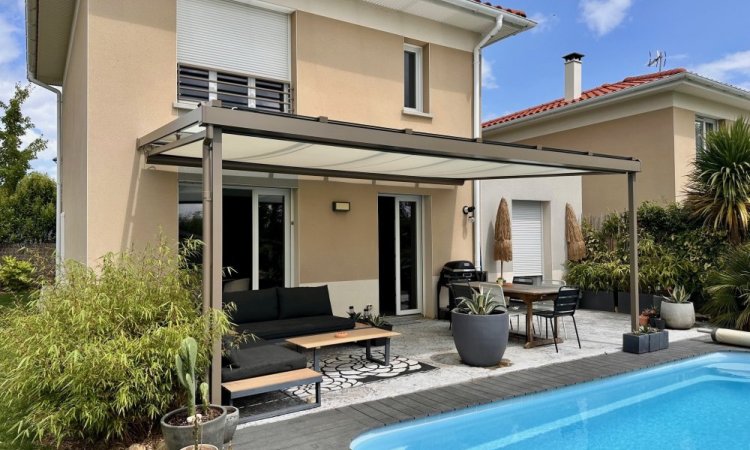 Aménagement d'une pergola avec une toiture entièrement vitrée et mise en place d'un store de toiture dans une magnifique villa à Lyon (69)