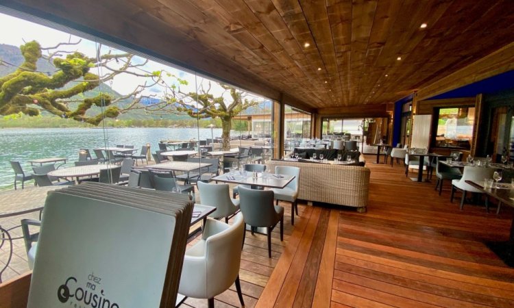Splendide fermeture de terrasse du Restaurant Chez Ma Cousine situé au bord du Lac d'Annecy (74)