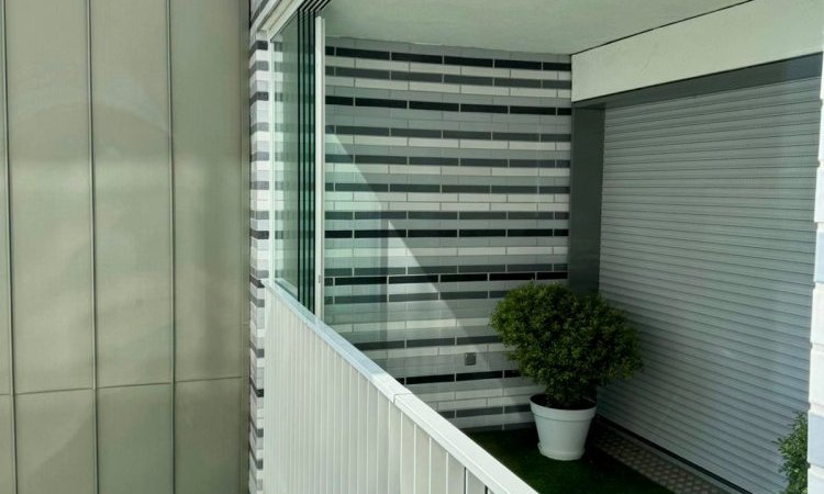 Fermeture de loggia avec système coulissant tout verre : profiter de sa terrasse plus longtemps à Lyon!