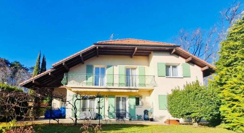 Installation de volets battants sur mesure &agrave; Pr&eacute;vessin-Mo&euml;ns : modernit&eacute; et &eacute;l&eacute;gance pour votre fa&ccedil;ade