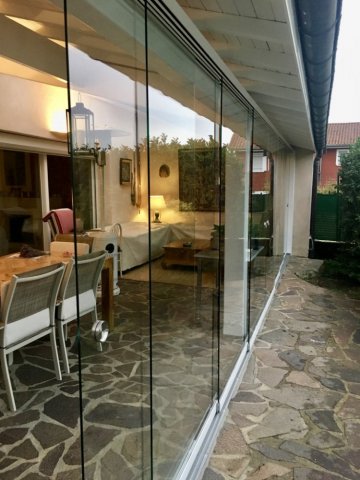 R&eacute;alisation d'une fermeture de terrasse avec des coulissants enti&egrave;rement vitr&eacute;s &agrave; Limonest