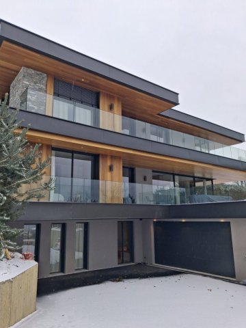 Villa contemporaine &agrave; Veyrier‑le‑Lac : menuiseries aluminium et BSO pour une ouverture totale sur le paysage