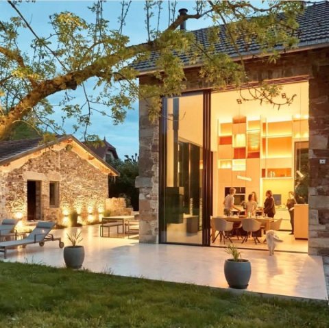 Sublime r&eacute;novation d'une maison en pierres en Is&egrave;re (38) avec l'installation de coulissants minimalistes.