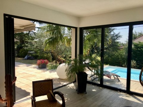 Pose et installation de baie vitr&eacute;e accord&eacute;on sur mesure &agrave; Limonest