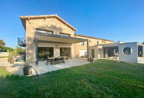 Mise en place d'une pergola bioclimatique sur mesure aux dimensions exceptionnelles : Une r&eacute;alisation &eacute;l&eacute;gante &agrave; Macon (71)