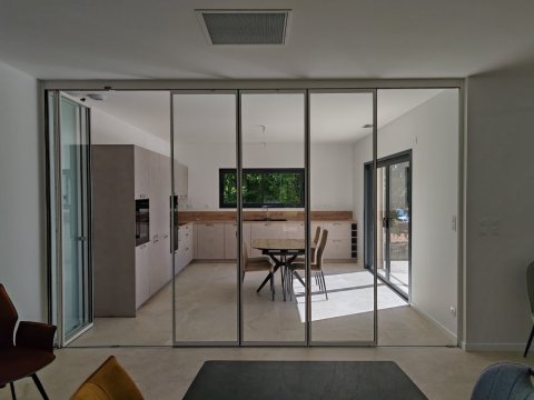 Installation d'un syst&egrave;me coulissant-pivotant tout verre effet verri&egrave;re dans une villa contemporaine bas&eacute;e dans le Rh&ocirc;ne (69)