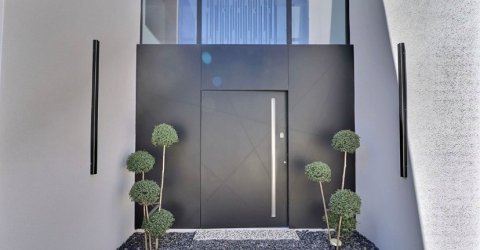 Installation de menuiseries minimalistes dot&eacute;es de paumelles invisibles et de dormants cach&eacute;s dans une splendide r&eacute;sidence situ&eacute;e &agrave; Lyon (69).