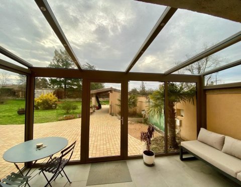 Cr&eacute;ation d&rsquo;un sas d&rsquo;entr&eacute;e et extension de l&rsquo;habitation : am&eacute;nagement ma&icirc;tris&eacute;e et confort durable pr&egrave;s de Tr&eacute;voux (01)