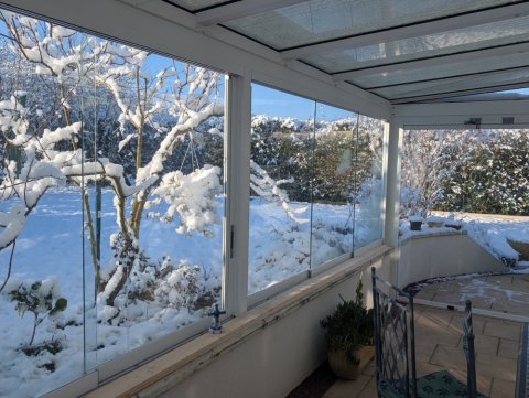 Du soleil &agrave; l&rsquo;hiver : une fermeture de terrasse toujours confortable ! 