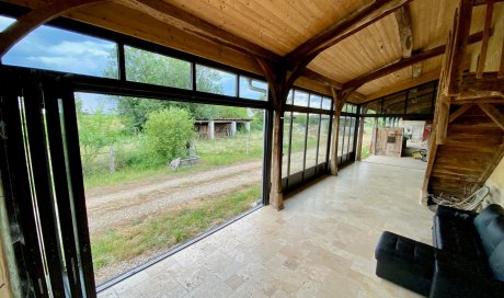 Extension d'une ancienne longère bressane avec nos systèmes aluminium en accordéon près de Bourg-en-Bresse dans l'Ain (01)