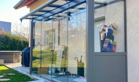 Mise en place d'une toiture vitrée pour créer un SAS d'entrée entièrement vitrée dans une charmante villa en région Rhône-Alpes.