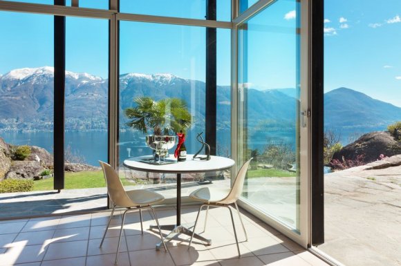 Conception et installation de pergola vitrée sur mesure 