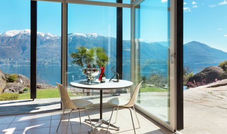 Conception et installation de pergola vitrée sur mesure